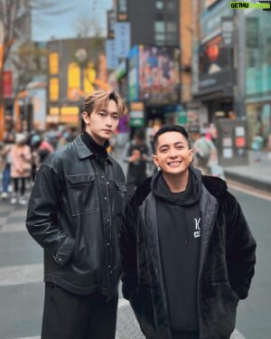 Chi-Sheng Mao Instagram - Wakanda brother forever😎🫶🏻🎉

I wish the time would go slower, last time we met in Indonesia, this time we reunion in my city! Next time…🤔
Love you brother👊🏻 enjoy your trip and bring more jacket next time🥶🤣