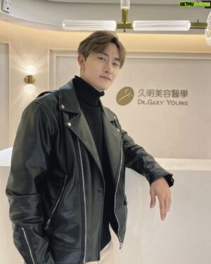 Chi-Sheng Mao Instagram - 有你們的陪伴是我勇往直前的動力，努力的改變自己，讓自己更好！找到適合自己的保養方式很重要，答應我「一起變得更好，好嗎?」大家喜歡夏商舟的側顏殺嗎？@dr.garyyoung 交給你了！
寫真書預購在主頁有連結喔
#肉毒桿菌素拉提 #小臉 
#久明美容醫學 #久明診所