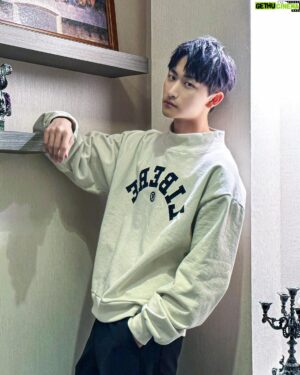 Chi-Sheng Mao Instagram - 承蒙大家的喜愛，12月也請多多指教✌🏻
✂️/ @kimstarworld