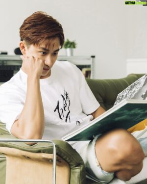 Chi-Sheng Mao Instagram - 霸總也可以很天真吧！夏商舟就不能笑嗎？
歲月的痕跡絕不能我臉上停留！你們可以愛別人，但不能不愛我🤭🤭，也記得多寵寵自己!
像我寵你們一樣！打擊黑色素、改善毛孔粗大、痘印就交給 @dr.garyyoung 
Ps 記得寫真書預購連結在我主頁！台灣限量快售完囉
#久明診所 #台北醫美 #Picoway #超皮秒雷射 
#久明診所敦南旗艦店