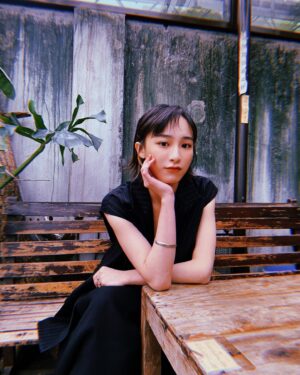 Chia-En Chen Instagram - 前一陣子拍攝的《無常日常》，就要在公視的頻道上播放了。今天舉辦了記者會，第一次以女主角的身份拍照、訪問。

忘記會比較快樂嗎？

記憶如同食物，如果拼了命的往磨壞了的胃壁裡傾訴，那只是在維持機能而已，不再新鮮了。

導演說到了虛實之間，聽起來還是蠻浪漫的說法。嘉芸希望得到的愛，和我也一樣嗎？我開始思考，一直無法坐穩床腳，怎麼樣都想不出一個答案。

三年前，人生劇展是一個目標，卻在不經意的2021，沾到了一抹幸運。

記得會比較快樂嗎？

Makeup： @backstage_aga 
Hair： @jimmy1987909 
Style： @douchanglee 
Story： @mosagoeson