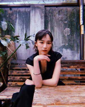Chia-En Chen Instagram - 前一陣子拍攝的《無常日常》，就要在公視的頻道上播放了。今天舉辦了記者會，第一次以女主角的身份拍照、訪問。

忘記會比較快樂嗎？

記憶如同食物，如果拼了命的往磨壞了的胃壁裡傾訴，那只是在維持機能而已，不再新鮮了。

導演說到了虛實之間，聽起來還是蠻浪漫的說法。嘉芸希望得到的愛，和我也一樣嗎？我開始思考，一直無法坐穩床腳，怎麼樣都想不出一個答案。

三年前，人生劇展是一個目標，卻在不經意的2021，沾到了一抹幸運。

記得會比較快樂嗎？

Makeup： @backstage_aga 
Hair： @jimmy1987909 
Style： @douchanglee 
Story： @mosagoeson
