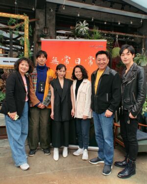 Chia-En Chen Instagram - 前一陣子拍攝的《無常日常》，就要在公視的頻道上播放了。今天舉辦了記者會，第一次以女主角的身份拍照、訪問。

忘記會比較快樂嗎？

記憶如同食物，如果拼了命的往磨壞了的胃壁裡傾訴，那只是在維持機能而已，不再新鮮了。

導演說到了虛實之間，聽起來還是蠻浪漫的說法。嘉芸希望得到的愛，和我也一樣嗎？我開始思考，一直無法坐穩床腳，怎麼樣都想不出一個答案。

三年前，人生劇展是一個目標，卻在不經意的2021，沾到了一抹幸運。

記得會比較快樂嗎？

Makeup： @backstage_aga 
Hair： @jimmy1987909 
Style： @douchanglee 
Story： @mosagoeson