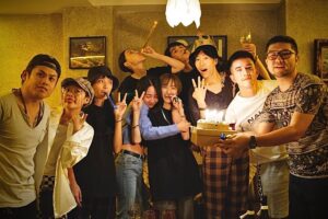 Chia-En Chen Instagram - 今日北上試鏡、搬家。

明天和琄姐會有一場演講，出席的身分是演員。好久以前，徹頭徹尾的不敢向身旁的友人承認自己的職業。它並不是生而如此的，是油然而生的。

鬱悶和黑暗的角色也許就是一個舒服的圈套，那裡的我，和這裡正在打字的人，需要學會開心，依循那一些模糊且快要消逝的記憶，褪去嘲諷，洗乾淨，再穿上。

後來知道了，三分鐘的熱度，在每一次的熱淚盈眶、燙熟了黑眼圈時，會更陳，如同我的姓氏。

恭喜「不讀書俱樂部」入圍釜山影展。至今仍然未曾吃過導演送的保健品(捨不得)、丟棄寫著韓文的小透明袋。米姐依舊會和我聯絡、帶給我希望。應該銘記在心的感恩，永遠不會忘記，哪怕只是一點點支持。