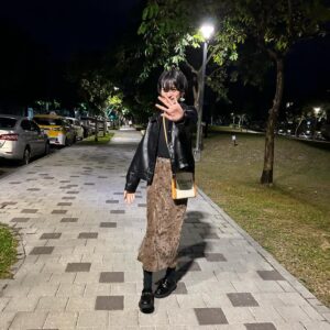 Chia-Wei Chu Instagram - 吃大餐的時候都很爽
結完帳 走出店家後我就變這樣了🫣🤣

難得下班之後打扮自己一下
好久好久沒有這樣愛自己了❤️‍🔥

不小心跌倒 然後班森叫我不要動（？
：這樣好看！（？

要確定欸 
我今天精心打扮 想要拍美美的
你跟我說搞笑一點適合我
你生日你最大

外套跟裙子都是 @queenshoplife 冬裝新品
超級好看！！ 趕快去逛 
我衣櫃快一半都是QS了❤️‍🔥❤️‍🔥❤️‍🔥

#qsootd #qs總監指定款