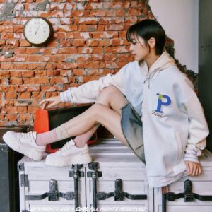 Chia-Wei Chu Instagram - 謝謝 PUMA在2023的年末賜給我這麼漂亮的照片
又是一組明明設定情侶卻拍出姐弟照🤣
（結果實際年齡差了8歲 我先哭😕😅

2023發現自己有容貌焦慮 
所以告訴2024的自己少滑社群
對自己說 your awesome!!!!!!
如果這樣還不夠的話 
就把手機調成黑白色階 
（聽説黑白色階 有微整ㄉ馬上看得出來🫣🤔 

總之2023 謝謝所有合作過的導演企劃攝影師彩妝師髮型師選角姊姊演員們所有發我案子的經紀和製作公司 
（標點符號強迫症們 不要開戰🫣🤣

以上有提到沒有提到的都謝謝您們成就現在的我💗🫶🏼 

@pumasportstyle @puma 

Photographs by @yuan._.chang 
Special thanks @henry___kao & @cool_magazine_taiwan 
🙏🏽🥰
