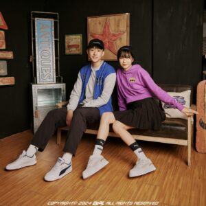 Chia-Wei Chu Instagram - 謝謝 PUMA在2023的年末賜給我這麼漂亮的照片
又是一組明明設定情侶卻拍出姐弟照🤣
（結果實際年齡差了8歲 我先哭😕😅

2023發現自己有容貌焦慮 
所以告訴2024的自己少滑社群
對自己說 your awesome!!!!!!
如果這樣還不夠的話 
就把手機調成黑白色階 
（聽説黑白色階 有微整ㄉ馬上看得出來🫣🤔 

總之2023 謝謝所有合作過的導演企劃攝影師彩妝師髮型師選角姊姊演員們所有發我案子的經紀和製作公司 
（標點符號強迫症們 不要開戰🫣🤣

以上有提到沒有提到的都謝謝您們成就現在的我💗🫶🏼 

@pumasportstyle @puma 

Photographs by @yuan._.chang 
Special thanks @henry___kao & @cool_magazine_taiwan 
🙏🏽🥰