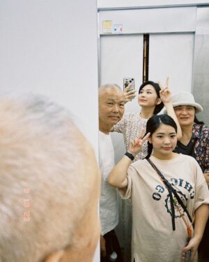 Chia-Wei Chu Instagram - 跟妹妹第一次帶爸爸媽媽一起出國
只有一個想法⋯⋯⋯

下次記得帶攝影師去 不然只有我的臉好大🤣