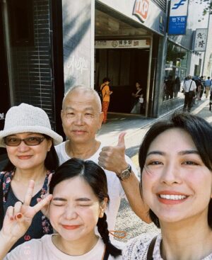 Chia-Wei Chu Instagram - 跟妹妹第一次帶爸爸媽媽一起出國
只有一個想法⋯⋯⋯

下次記得帶攝影師去 不然只有我的臉好大🤣