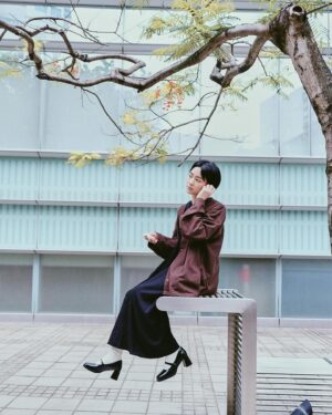Chia-Wei Chu Instagram - 曾經跟宇宙下了10個訂單 
其中一個就是成長
沒想到今年就開始慢慢在蛻變的路上

不得不說過程中很痛很想逃！！！
我發現當我越想逃 問題就會更明顯
只能逼自己「練習」
練習面對問題！正視自己！！

最近身邊的朋友都說我跟以前真的不一樣了

回頭檢視自己發現以前很喜歡發文發動態
現在當然也喜歡 只是沒有這麼頻繁

以前很喜歡笑 現在更喜歡不笑的自己

以前很在意別人的感受跟看法
現在也會在意～但是沒有那麼在意了 

很喜歡這樣的自己 
我是朱家緯 還在蛻變的朱家緯！
請多指教也敬請期待😊
 
BTW這週是母親節
 @dafshoes 現在有母親節活動，全館五折起！😍
快給媽媽一個小禮物 #dafshoes

📷 @benson_phot