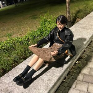 Chia-Wei Chu Instagram - 吃大餐的時候都很爽
結完帳 走出店家後我就變這樣了🫣🤣

難得下班之後打扮自己一下
好久好久沒有這樣愛自己了❤️‍🔥

不小心跌倒 然後班森叫我不要動（？
：這樣好看！（？

要確定欸 
我今天精心打扮 想要拍美美的
你跟我說搞笑一點適合我
你生日你最大

外套跟裙子都是 @queenshoplife 冬裝新品
超級好看！！ 趕快去逛 
我衣櫃快一半都是QS了❤️‍🔥❤️‍🔥❤️‍🔥

#qsootd #qs總監指定款