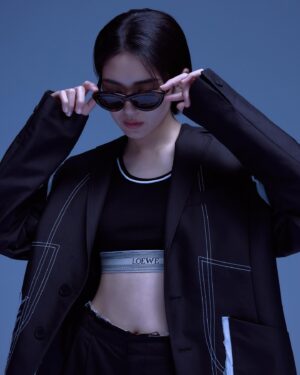 Chia-Wei Chu Instagram - Fashion @loewe 🤎🖤🩶🤍

📸Photographer @kyleangusssss 
💄Mua @momo_1201_ 
💇🏻‍♀️Hair @liz_makeup0421 @_zpeiyu 
🧑🏼‍🎨 cute partner @pengxuan__ 
💚Studio @kidensha