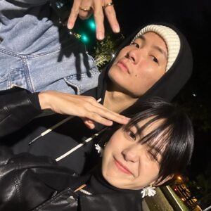 Chia-Wei Chu Instagram - 吃大餐的時候都很爽
結完帳 走出店家後我就變這樣了🫣🤣

難得下班之後打扮自己一下
好久好久沒有這樣愛自己了❤️‍🔥

不小心跌倒 然後班森叫我不要動（？
：這樣好看！（？

要確定欸 
我今天精心打扮 想要拍美美的
你跟我說搞笑一點適合我
你生日你最大

外套跟裙子都是 @queenshoplife 冬裝新品
超級好看！！ 趕快去逛 
我衣櫃快一半都是QS了❤️‍🔥❤️‍🔥❤️‍🔥

#qsootd #qs總監指定款