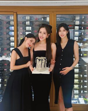 Chiao-Wei Ting Instagram - 喜歡法式步調，讓我們一起優雅起來
今天是幸福小公主👑
生日下個月才到
但有好吃的法餐、好看的蛋糕、幸福的禮物

謝謝我的姐妹們 @jasmincy @ccworldofwanderlust 
喜歡我們在一起的頻率
一起笑到眼睛不見🥰
又不小心聊了5小時，
老公們都在找人
聊到餐廳過了打烊時間，都沒注意到😅

也祝福快臨盆的Jas 
順產🫶🏻期待乾女鵝💕

#Birthday #sis 
#birthday #🎂