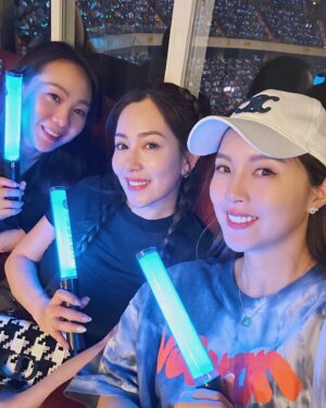 Chiao-Wei Ting Instagram - 還在回味學友哥的歌聲
太好聽了 聽到鼻酸🥹
學友在演唱會上，
一直在一一唱名每一位工作人員的名字，
（介紹到時，銀幕上面也有打名字）
好尊重每一位藝術表演者～

世界上有好多好棒的人們
60 還可以享受自己熱愛的一切
是多麼幸福和幸運的事
以前被灌輸30歲後就老了
結婚生子就沒有自己的人生了
現在的年代，60還沒老
所以朋友們，
我們才到學友年齡的一半，
請不要急著老去😆
期望大家的60 也如此活躍💕

#Julies120 #張學友60十巡迴演唱會 
#吻別 #她來聽我的演唱會 #🎤