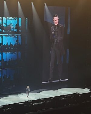 Chiao-Wei Ting Instagram - 還在回味學友哥的歌聲
太好聽了 聽到鼻酸🥹
學友在演唱會上，
一直在一一唱名每一位工作人員的名字，
（介紹到時，銀幕上面也有打名字）
好尊重每一位藝術表演者～

世界上有好多好棒的人們
60 還可以享受自己熱愛的一切
是多麼幸福和幸運的事
以前被灌輸30歲後就老了
結婚生子就沒有自己的人生了
現在的年代，60還沒老
所以朋友們，
我們才到學友年齡的一半，
請不要急著老去😆
期望大家的60 也如此活躍💕

#Julies120 #張學友60十巡迴演唱會 
#吻別 #她來聽我的演唱會 #🎤