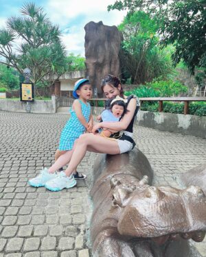 Chiao-Wei Ting Instagram - 今天Nolan的家教帶著我們去動物園
本來想要好好看看動物
結果Nolan還是看動物只需要一秒
即使是背影，也急著：下一個～下一個～
就像去點名的 #動物管理員

連經過我們旁邊在尋找黑熊的旁人
Nolan也要去指引路線😆

後來因為他跑太快，我走不動了，
所以他過來給我一個親親
請我加油 🤣

#julies120