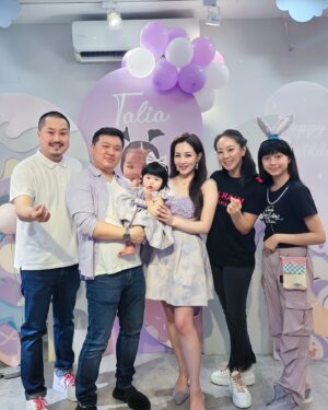 Chiao-Wei Ting Instagram - 給壽星Talia小公主一個版面👑
雖然抓周當下有哭哭
但有好大的球池跟好多餅乾，
讓大小寶貝們玩得不亦樂乎✨
看到妳的笑容真的覺得很開心😚
手機裡有好多可愛的照片呀
不夠放🥹