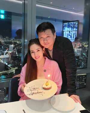 Chiao-Wei Ting Instagram - 交往到現在5年了
謝謝你的每一天
因為你，我感受到幸福，感受到愛
謝謝你讓我知道
我不用完美，也可以被愛
超愛你❤️💛🩵💜🩷
繼續 #愛 下去吧，連打噴嚏都可愛的男人🦦💘

#婚後戀愛 #julies120 #Love