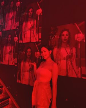 Chiao-Wei Ting Instagram - 夏至一到，熱浪來襲☀️
今天來聽學姐 @katierelax 的一起哭哭演唱會
好美好 好感動🥹💕
15歲就認識這群熱愛舞蹈和音樂的學長姐妹
小小的我，第一次看到Katie跳舞時候像女神一樣
在發光，好漂亮呀🤩

想起來一開始學舞蹈笨拙的樣子
連跟著音樂擺動都不太會
那時候看著你們在舞台發光發熱的樣子，
讓我更相信生命的美好🥰
這些生命的經歷，都是珍貴的價值
現在的你們依舊閃閃發亮✨
見到你們真好😍💕

#crybabay #togethercry #Julies120