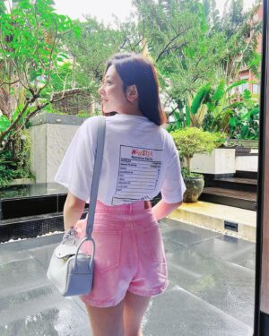 Chiao-Wei Ting Instagram - 成為母親之前，最重要的是夫妻共識
雖然我們一結婚就當父母
一開始有點慌張，但後來跟老公還是決定
「先學習如何成為 #夫妻 」
每天聊天討論彼此目標，
雖然在一起5年，熱戀中也會爭吵
直接表達我喜歡的、不喜歡的
討論出怎麼一起改善 讓彼此不適的情況
我以前是個吵架不討論，愛冷戰的人😆
老公總是引導我，討論的重要
我們也一直在學習，怎麼樣在爭吵中達成共識
卻不傷害彼此
相愛不要相殺🫶🏻

期望有一天能成為有愛、有智慧的父母
和孩子意見不合時，也能不傷害自己和孩子
讓他們成為能放心飛翔，卻也能守護愛的人
先從學習愛自己、愛老公出發
期望能和老公一直熱戀下去💕

👚Momster T-shirt @aeom.official 

#婚後戀愛 #Julies120 #120Days
#Momster #aeom #戀愛 #日常 
#關於愛 #Love #愛 #❤️ 
#mothersday