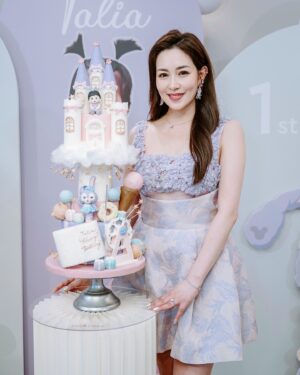Chiao-Wei Ting Instagram - Talia一歲抓周儀式Party🎉💜
謝謝大樹先生的家 @mrtreegroup 
陪伴我們籌備了一個超可愛的生日派對

因為我們朋友比較多，一直在尋找大場地
還有很多小朋友遊玩的空間
#大樹先生的家 室內有大溜滑梯球池，
室外還有小木屋跟玩水的地方～
還幫我們設計好一連串的抓周儀式活動
重點是朋友都說食物好好吃～
小朋友跟大人們都玩得好開心呀🫶🏻
大家猜猜Talia小手抓了什麼呢？☺️

這次蛋糕上跟Nolan1歲生日一樣
有Talia是日壽星穿搭 ，超可愛的啦💕
🎂 #餵食甜點工作室  @weishicakedesign 

#抓周 #親子餐廳 #週歲 #一歲 #👶🏻 
#1stbirthday #Birthday #BirthdayCake
#TaliaWang #TeamWang #partykids 
#Mrtree