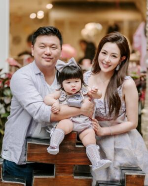 Chiao-Wei Ting Instagram - Talia一歲抓周儀式Party🎉💜
謝謝大樹先生的家 @mrtreegroup 
陪伴我們籌備了一個超可愛的生日派對

因為我們朋友比較多，一直在尋找大場地
還有很多小朋友遊玩的空間
#大樹先生的家 室內有大溜滑梯球池，
室外還有小木屋跟玩水的地方～
還幫我們設計好一連串的抓周儀式活動
重點是朋友都說食物好好吃～
小朋友跟大人們都玩得好開心呀🫶🏻
大家猜猜Talia小手抓了什麼呢？☺️

這次蛋糕上跟Nolan1歲生日一樣
有Talia是日壽星穿搭 ，超可愛的啦💕
🎂 #餵食甜點工作室  @weishicakedesign 

#抓周 #親子餐廳 #週歲 #一歲 #👶🏻 
#1stbirthday #Birthday #BirthdayCake
#TaliaWang #TeamWang #partykids 
#Mrtree