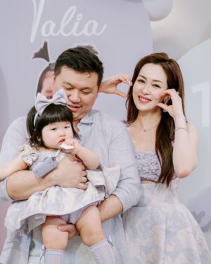 Chiao-Wei Ting Instagram - Talia一歲抓周儀式Party🎉💜
謝謝大樹先生的家 @mrtreegroup 
陪伴我們籌備了一個超可愛的生日派對

因為我們朋友比較多，一直在尋找大場地
還有很多小朋友遊玩的空間
#大樹先生的家 室內有大溜滑梯球池，
室外還有小木屋跟玩水的地方～
還幫我們設計好一連串的抓周儀式活動
重點是朋友都說食物好好吃～
小朋友跟大人們都玩得好開心呀🫶🏻
大家猜猜Talia小手抓了什麼呢？☺️

這次蛋糕上跟Nolan1歲生日一樣
有Talia是日壽星穿搭 ，超可愛的啦💕
🎂 #餵食甜點工作室  @weishicakedesign 

#抓周 #親子餐廳 #週歲 #一歲 #👶🏻 
#1stbirthday #Birthday #BirthdayCake
#TaliaWang #TeamWang #partykids 
#Mrtree