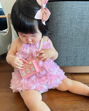 Chiao-Wei Ting Instagram - Happy TaliaDay✨
沒想小寶貝咻一下就一歲
小女孩撒嬌真的好萌
每天會叫 媽咪～把鼻～抱抱～～～
我每天被小Talia融化🥰

我的小公主 希望妳健康幸福每一天
因為妳 我學會更愛自己、更想照顧身體健康
希望妳成為幸福小公主👑

🎂 @weishicakedesign 

#Birthday #🎂 
#1stbirthday #👶🏻 
#TaliaWang #Julies120