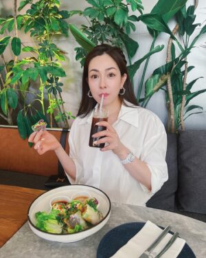 Chiao-Wei Ting Instagram - 婚後每天還是要談戀愛
也要愛自己
永遠不要忘記少女的自己💕

#julie120 #上海 #Shanghai 
#婚後戀愛 #❤️‍🔥