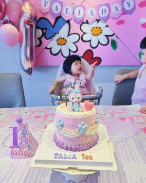 Chiao-Wei Ting Instagram - Happy TaliaDay✨
沒想小寶貝咻一下就一歲
小女孩撒嬌真的好萌
每天會叫 媽咪～把鼻～抱抱～～～
我每天被小Talia融化🥰

我的小公主 希望妳健康幸福每一天
因為妳 我學會更愛自己、更想照顧身體健康
希望妳成為幸福小公主👑

🎂 @weishicakedesign 

#Birthday #🎂 
#1stbirthday #👶🏻 
#TaliaWang #Julies120