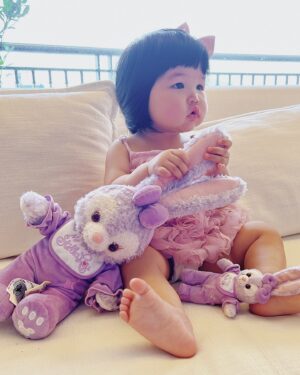 Chiao-Wei Ting Instagram - Happy TaliaDay✨
沒想小寶貝咻一下就一歲
小女孩撒嬌真的好萌
每天會叫 媽咪～把鼻～抱抱～～～
我每天被小Talia融化🥰

我的小公主 希望妳健康幸福每一天
因為妳 我學會更愛自己、更想照顧身體健康
希望妳成為幸福小公主👑

🎂 @weishicakedesign 

#Birthday #🎂 
#1stbirthday #👶🏻 
#TaliaWang #Julies120