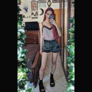 Chiara Lucia Preziosi Instagram - Vorrei scrivere una delle mie solite descrizioni sagaci, ma la verità è che questo outfit è abbastanza generico, quindi: voi cosa mettete nell'insalata di riso? 

Devo fare la spesa.
