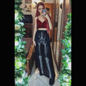 Chiara Lucia Preziosi Instagram - Questa sono io che comincio lentamente a deteriorarmi dal basso verso l'alto mentre mi lascio alle spalle un altro anno di vita. Ho deciso di rinunciare in maniera simbolica alle gambe come prima cosa perché tanto non le ho usate granché quest'anno e poi non vengono mai inquadrate in webcam. Niente più legs on the menu. Da oggi solo tibie e peroni.
.
.
.
.
#itsnotaphasemom #ootd 
#outfitoftheday #alternativeoutfit #twitchitalia #youtubeitalia #streamer #youtuber #twitchstreamer #bones