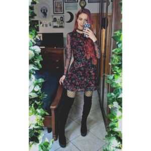 Chiara Lucia Preziosi Instagram - Può sembrare incredibile, ma questa foto non ritrae un prato fiorito! Guardando con molta attenzione potrete notare che in realtà SONO IO! Pronta a risorgere dall'oltretomba come Persefone con l'arrivo della primavera. Ricordatevi di annaffiare le vostre piante e di prendere gli antistaminici.
.
.
.
.
.
#persephone
#spring #flower #flowers #flowerdress #cutedress #alternativeoutfit #alternativegirl #redhead #redhair #roses #persefone #ootd #lookbook #alternativefashion