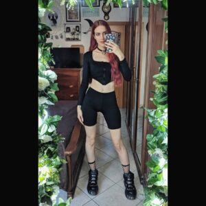 Chiara Lucia Preziosi Instagram - Questo è l'outifit che ho scelto per presentarmi a Satana e implorarl* di donarmi l'eterna giovinezza, 4 o 5 talenti innati, stabilità emotiva e la capacità di fulminare con lo sguardo sessisti, omofobi, xenofobi e via dicendo. In cambio offro 500k stelline o 10 nook miles ticket trattabili. 
.
.
.
.
#ootd #outfit #outfitoftheday #alternativeoutfit #altfashion #totalblack #alternativegirl #altgirl #alternativefashion #lookbook #lookoftheday