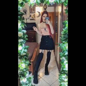 Chiara Lucia Preziosi Instagram - Mi dicono dalla regia che in foto sembro sempre altissima. Ci tengo a specificare che è tutta una truffa. In realtà sono alta 1.67m, più 10 centimetri di scarpe, più uno specchio inclinato di 22 gradi per far sembrare le mie gambe chilometriche. Ebbene sì, siete stati raggirati per tutto questo tempo. Ma, ehi! Sono contenta di sapere che funziona!
.
.
.
.
#ootd #outfitoftheday #alternativeoutfit #alternativelook #altfashion #twitchitalia #youtubeitalia #twitchstreamer #altgirl #alternativefashion