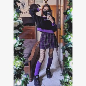 Chiara Lucia Preziosi Instagram - Amo le mascherine perché 
1) mi consentono di non diffondere i miei germi;
2) si adattano perfettamente alla mia estetica 💅
.
.
.
.
#ootd #alternativeoutfit #purpleaesthetic #purpleoutfit #altfashion #lookoftheday