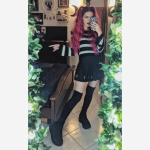 Chiara Lucia Preziosi Instagram - Questo è come mi sarei vestita da adolescente, se da adolescente avessi avuto dei soldi e un minimo gusto nel vestire. Purtroppo così non è stato, quindi recupero ora. L'outfit racconta di quando, nel 2011, sono diventata la villain di un cartone animato dopo aver realizzato che ormai era troppo tardi per ricevere i miei superpoteri da majokko.
.
.
.
.
#ootd #servingspinelrealness #lookoftheday
#alternativeoutfit
#gothgirl #youtuber #darkaesthetic #ponytails #spinel #villain