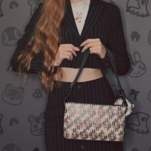 Chiara Lucia Preziosi Instagram - Questa sono io che oggi compio 30 anni e di conseguenza provo a vestirmi come una persona adulta, ma ci riesco solo a metà. 
Comunque il primo regalo dell'anno me l'ha fatto @furla con questa borsa a tema Animal Crossing, molto apprezzato grz~
.
.
.
.
#animalcrossingxfurla #furla #furlabag #acnh #animalcrossing #animalcrossingnewhorizons