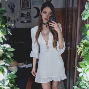 Chiara Lucia Preziosi Instagram - Annuncio pubblicamente che da questo momento io smetto di diventare più intelligente. Basta imparare cose, basta diventare persone migliori. Non aspettatevi più alcuna evoluzione da parte mia. Diventerò solo sempre più stupida e felice. NON PROVATE A FERMARMI
.
.
.
.
.
#ootd #lookbook #alternativeoutfit #altfashion #twitchitalia #demoniaboots #fairygrunge