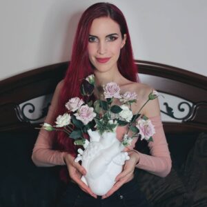 Chiara Lucia Preziosi Instagram - In loving memory di tutti i cuori che ho spezzato.
🖤🖤🖤
Love In Bloom by @selettiworld 
.
.
.
.
#design #creepyaesthetic #creepy #heart #seletti #loveinbloom #flowers #aesthetic