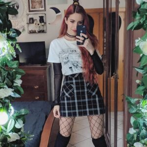 Chiara Lucia Preziosi Instagram - Questa sono io che mi rifiuto di ammettere che ormai ho quasi 30 anni e che forse le gonne da scolaretta e le magliette weeb facevo meglio a lasciarle nel ventennio scorso. Mia madre alla mia età aveva già un figlio e invece eccomi qui a gridare KARASUNO!!! FIGHT!!!! davanti al televisore con genuino trasporto. Chi l'avrebbe mai detto? Esatto, tutti.
.
.
.
.
#ootd #lookbook #lookoftheday #outfitinspiration #outfitoftheday #weeb #weaboo #animegirl #alternativeoutfit #alternativegirl #alternativefashion