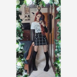 Chiara Lucia Preziosi Instagram - Questa sono io che mi rifiuto di ammettere che ormai ho quasi 30 anni e che forse le gonne da scolaretta e le magliette weeb facevo meglio a lasciarle nel ventennio scorso. Mia madre alla mia età aveva già un figlio e invece eccomi qui a gridare KARASUNO!!! FIGHT!!!! davanti al televisore con genuino trasporto. Chi l'avrebbe mai detto? Esatto, tutti.
.
.
.
.
#ootd #lookbook #lookoftheday #outfitinspiration #outfitoftheday #weeb #weaboo #animegirl #alternativeoutfit #alternativegirl #alternativefashion