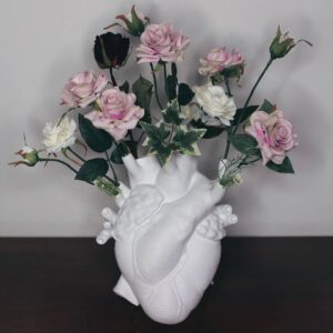 Chiara Lucia Preziosi Instagram - In loving memory di tutti i cuori che ho spezzato.
🖤🖤🖤
Love In Bloom by @selettiworld 
.
.
.
.
#design #creepyaesthetic #creepy #heart #seletti #loveinbloom #flowers #aesthetic