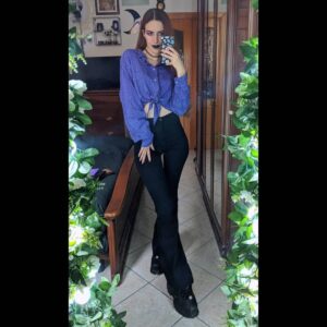 Chiara Lucia Preziosi Instagram - Ciao amici, anche voi siete stufi di regalare i vostri soldi al nemico capitalista a ogni vostro acquisto, ma ciò nonostante non volete rinunciare ad apparire divine? La risposta è @groupiesvintage 🖤
Questa ragazza non solo seleziona e rivende abiti vintage, ma fa anche restyling di vecchi capi rendendoli pezzi unici. Check her out!
.
.
.
.
#alternativeoutfit #alternativefashion #sustainablefashion #ethicalfashion #slowfashion #fashionrevolution #modasostenible