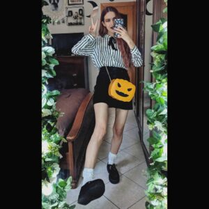Chiara Lucia Preziosi Instagram - Questa sono io che, una volta passato ferragosto, entro automaticamente in modalità Halloween TiMe To GeT sPoOpY!!!1!1!!
🎃🦇🎃🦇🎃🦇
Quest'anno Lucca Comics balza, quindi finalmente potrò festeggiare come si deve. Si accettano consigli per travestimenti geniali, meglio se di coppia, così posso coinvolgere anche @p.s.giada 

Voi avete già scelto come vestirvi?
.
.
.
.
#halloween #spookyseason #halloweenoutfit #pumpkin #pumpkinbag #ootd #outfitoftheday #lookoftheday #alternativeoutfit #alternativelook