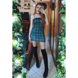 Chiara Lucia Preziosi Instagram - Questa sono io vestita da cornamusa edgy. Sorrido, come se non sapessi che passerò il resto della serata a tirare giù un vestito che, ad ogni mio passo, tenterà di ostentare la propria emancipazione dalla gravità. PROTIP: gli stivali alti sono utilissimi quando non hai voglia di depilarti le gambe. Grazie, prego.
.
.
.
.
#ootd #goth #alternative #aliexpressrealness #alternativeoutfit #alternativefashion #tartan #lookoftheday