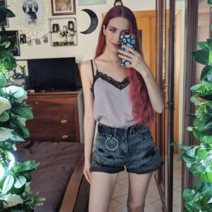 Chiara Lucia Preziosi Instagram - Vorrei scrivere una delle mie solite descrizioni sagaci, ma la verità è che questo outfit è abbastanza generico, quindi: voi cosa mettete nell'insalata di riso? 

Devo fare la spesa.