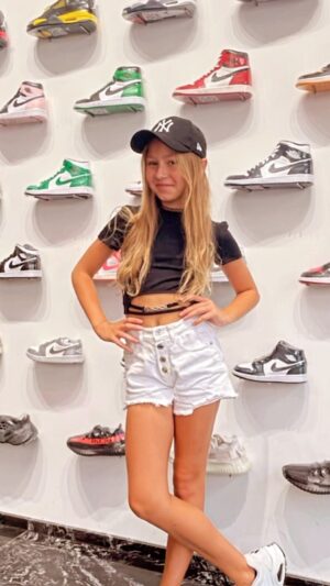 Chiara Nella Kekrt Instagram - I wanted them for sooo loooong!🩷
@spike_prague 💛
@rauwlitoo 😎

#jordan #snkrs #valentines #limitededition #loveit